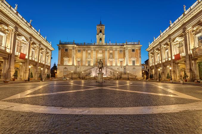 Piazza del Campidoglio illuminata di sera con la facciata del Palazzo Senatorio, ingresso ai Musei Capitolini